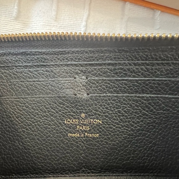 LOUIS VUITTON Zippy Wallet - Picture 8 of 8